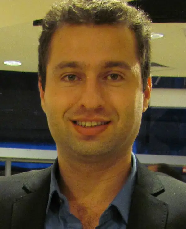 ד"ר אלון דוידזון מומחה לחניכיים